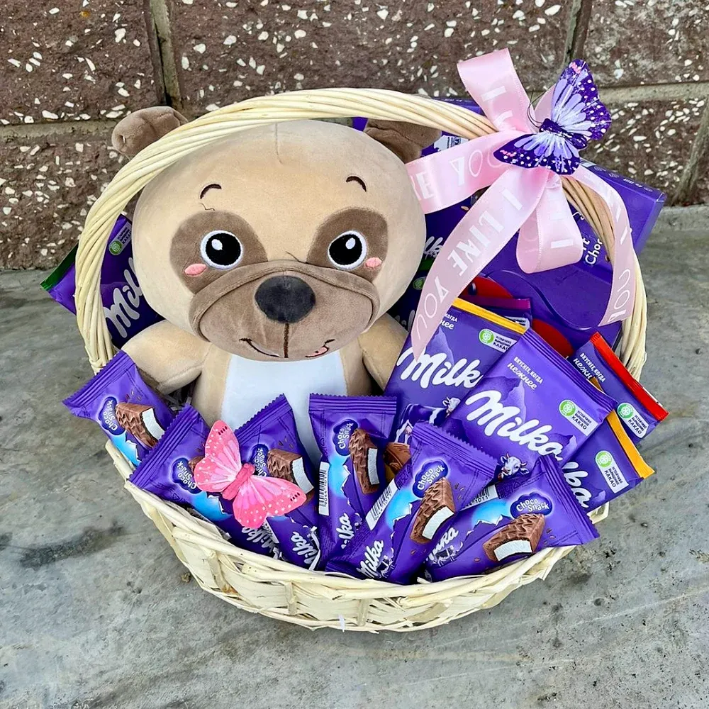 Цветы в корзине со сладостями