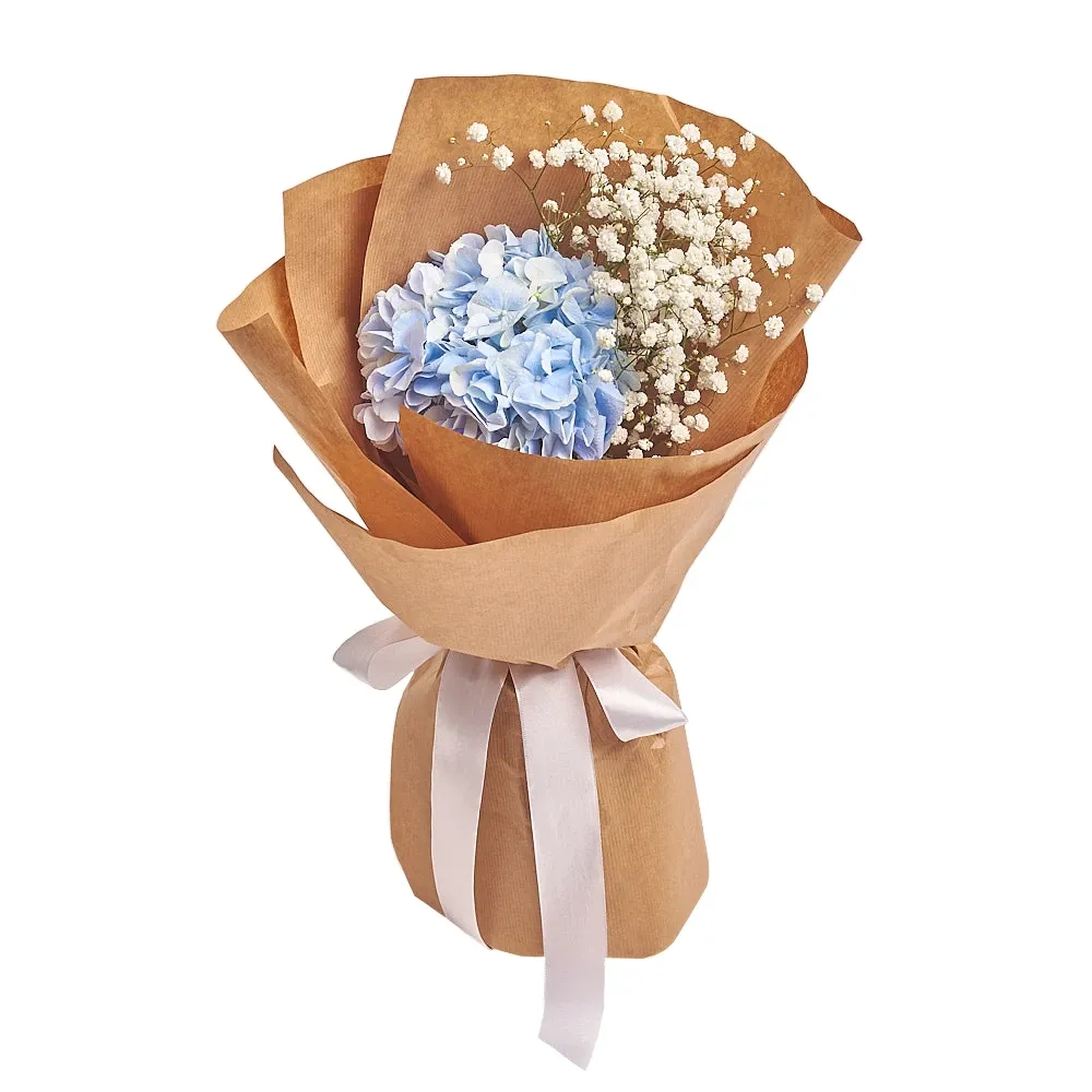 Букет из голубой гортензии и белой гипсофилы