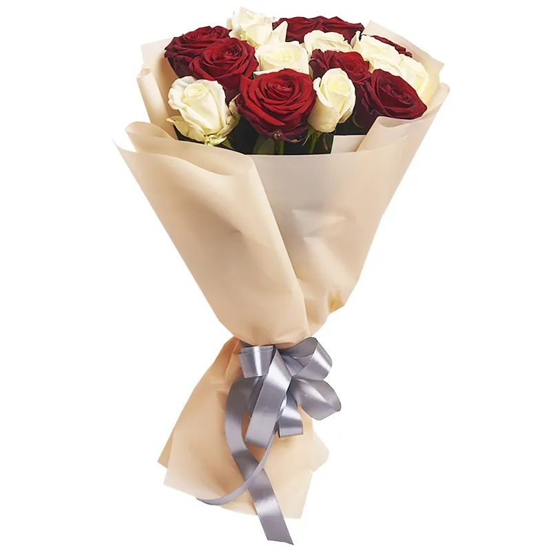 Букет из 15 белых и красных роз (70см)